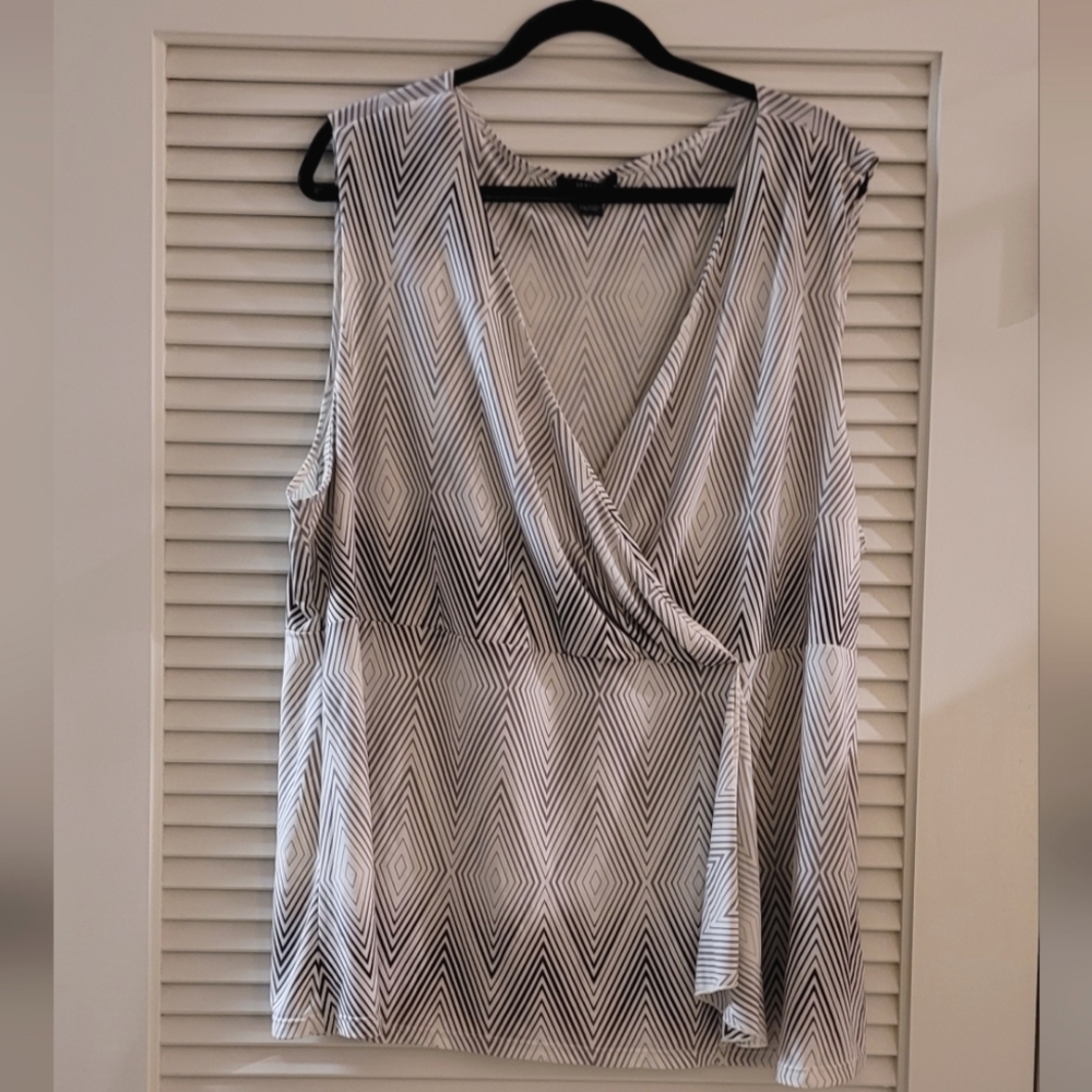 Alfani - (Plus-Size) White & Grey Diamond Patterned Sleeveless V-Neck Top